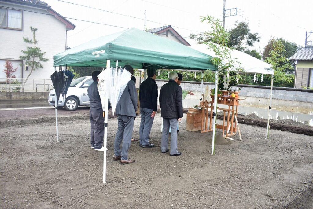 タープの下の地鎮祭の参加者