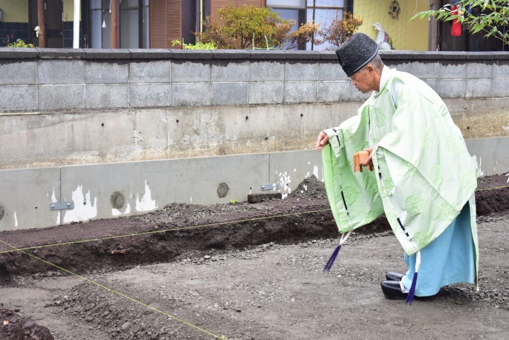 地鎮祭で四方祓いする神主