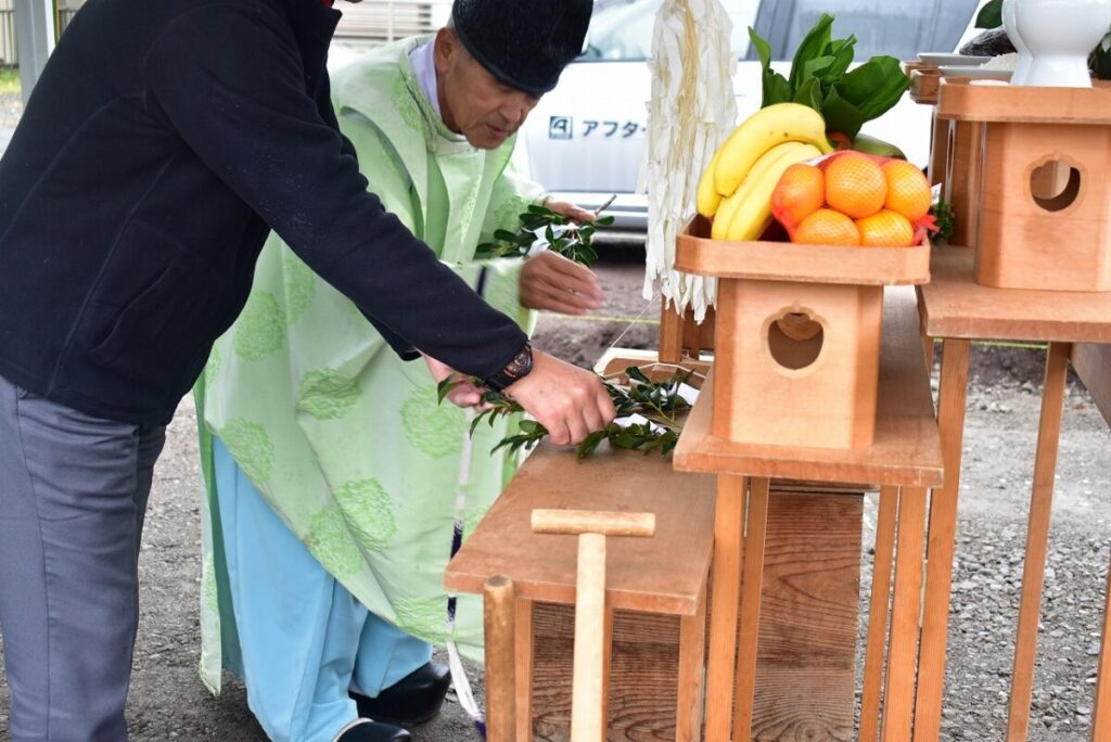 地鎮祭で玉串を捧げる