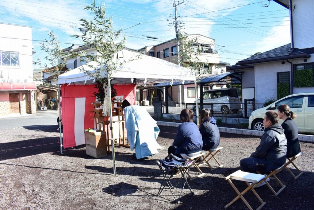 地鎮祭にて礼をする神主