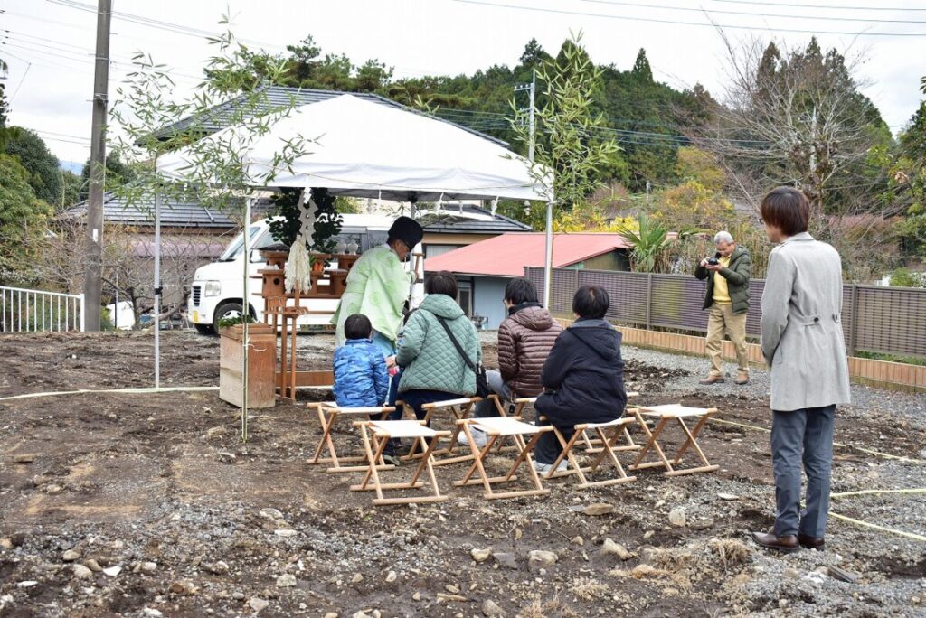 地鎮祭の様子と、それを撮影する男性