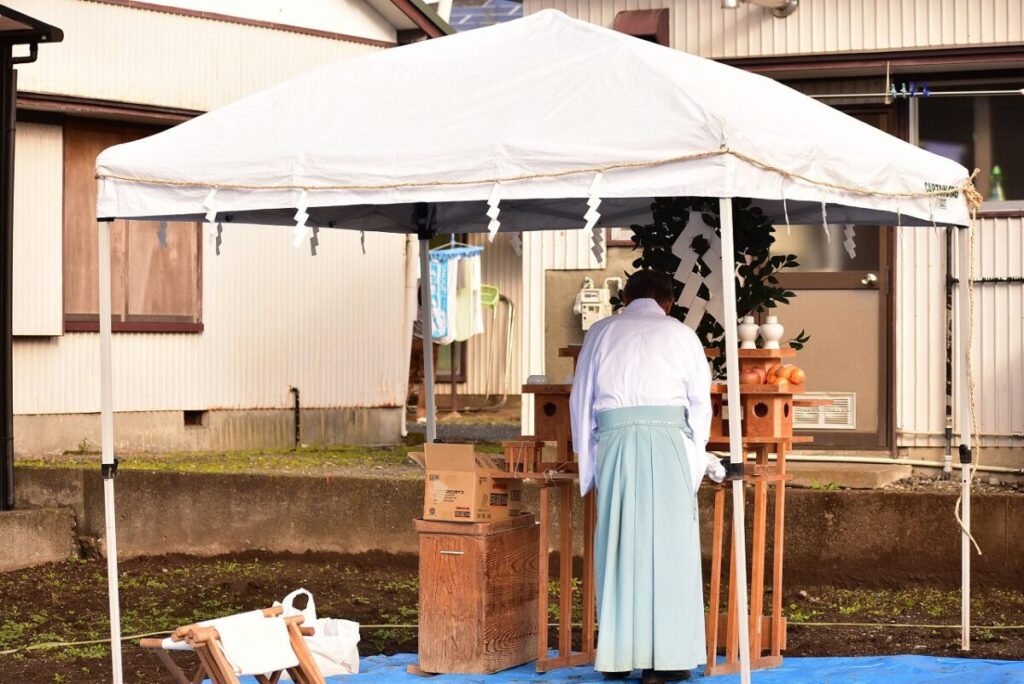 地鎮祭の準備をする神主