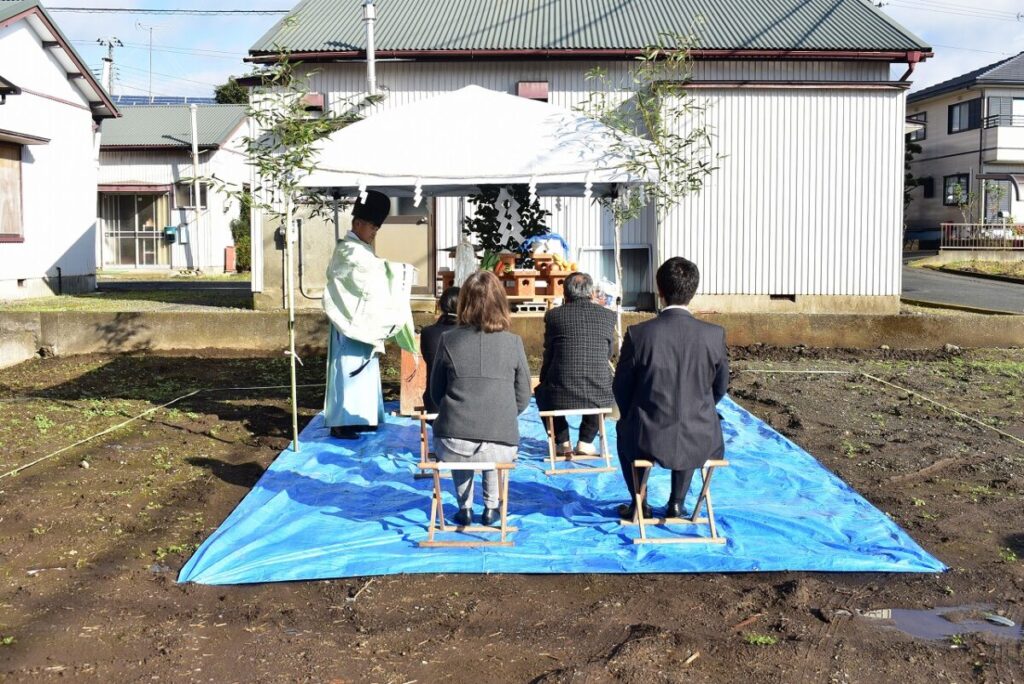 ブルーシートの敷かれた地鎮祭場