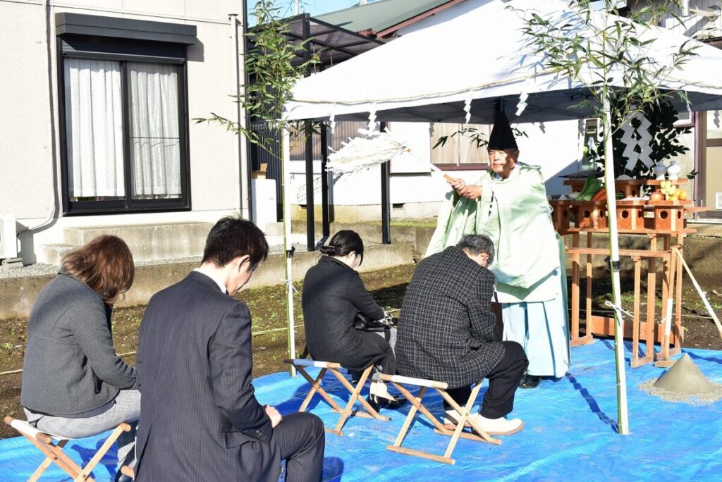 地鎮祭でお祓いする神主